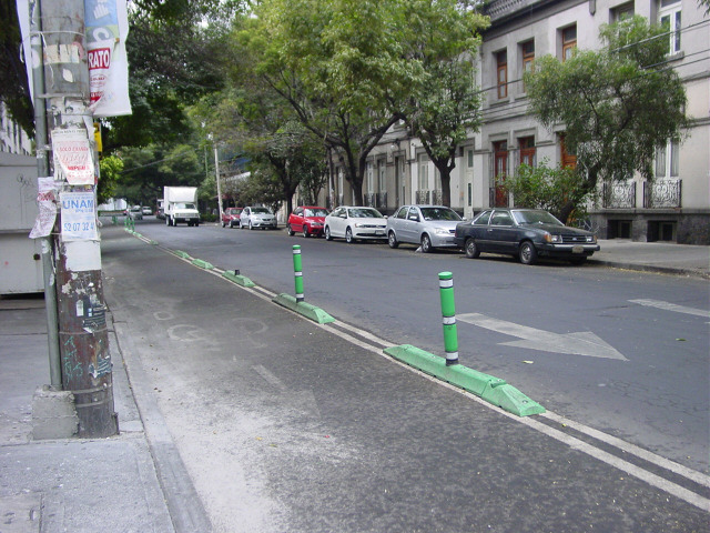 En la Colonia Condesa y en Avenida Chapultepec si pusieron posten para delimitar el carril de la ciclopista
