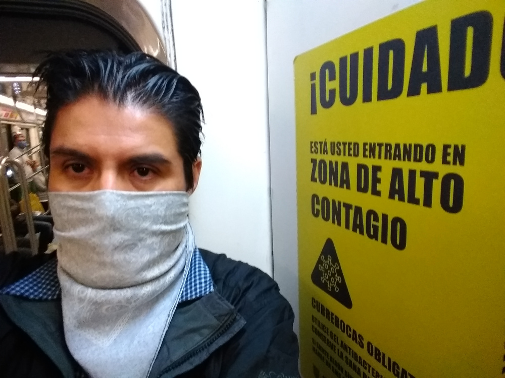 Autoretrato con advertencia en el metro de la Ciudad de México: Zona de Alto Contagio