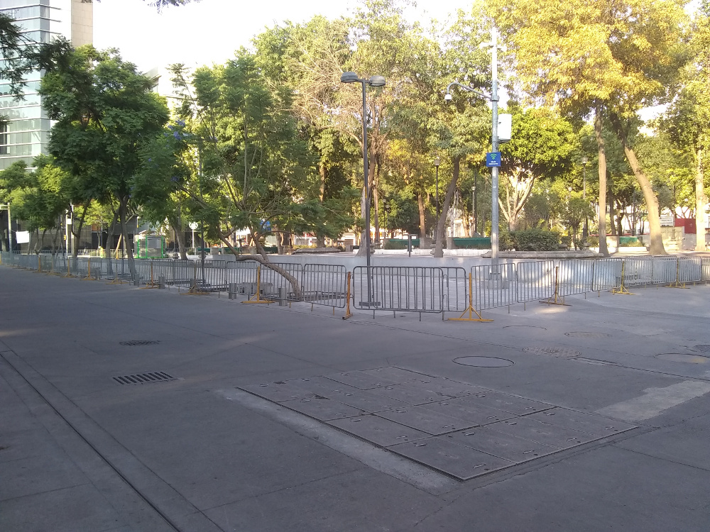 La Plaza de la Solidaridad  sigue cerrada, incluso con vallas y policías