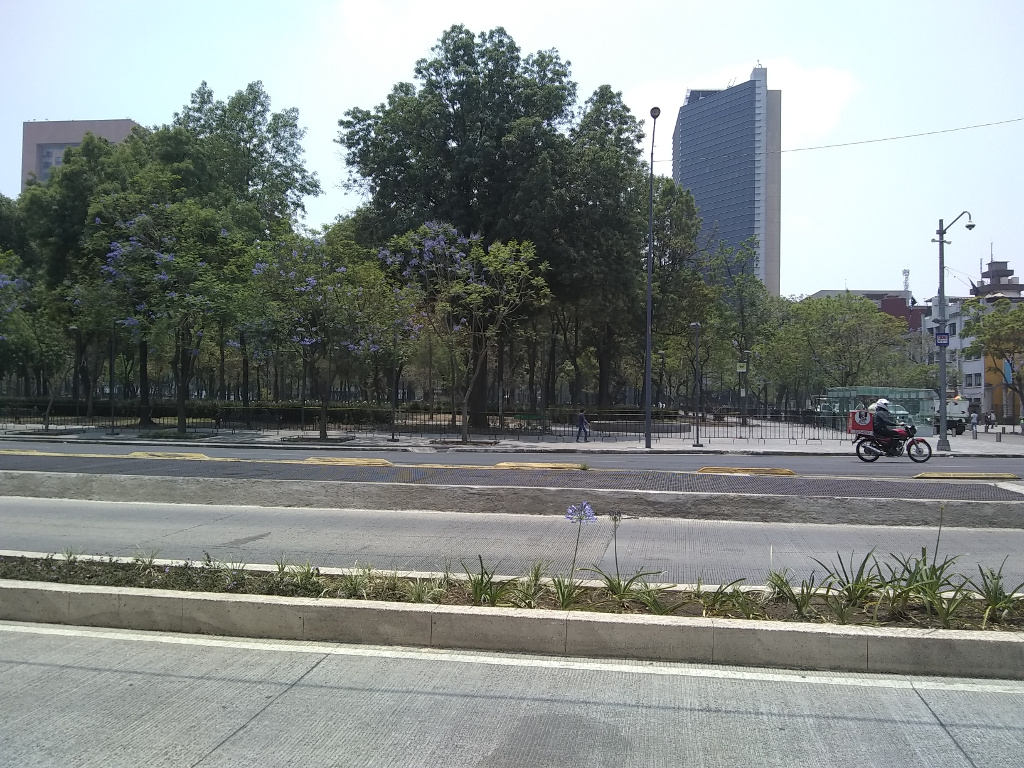 El parque de la Alameda Central  ha sido cerrado y se impide el acceso peatonal. Hay policías vigilando esta disposición.