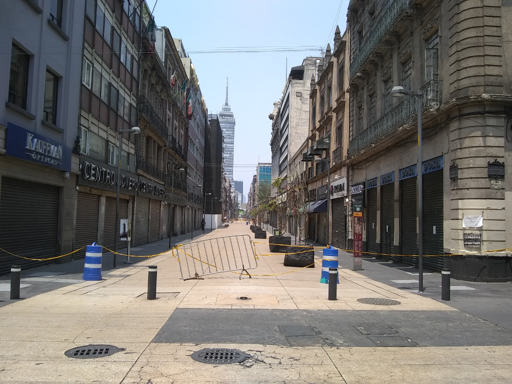 La calle de Madero ha sido cerrada y se impide el acceso peatonal. Hay policías vigilando esta disposición.