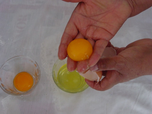 De los dos huevos se debe extraer y separar la clara