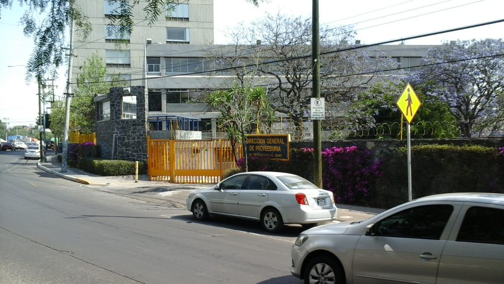 Letrero señalando que el estacionamiento sobre Avenida Revolución es exclusivo para los burrocratas de la UNAM