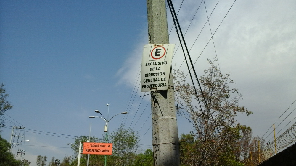 Letrero señalando que el estacionamiento sobre Avenida Revolución es exclusivo para los burrocratas de la UNAM (detallle)