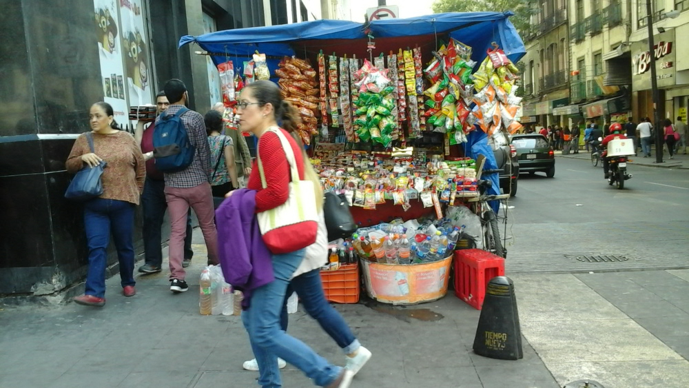 Un local de la economía informal sobre Avenida Juárez